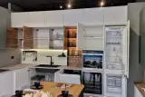 Colonne della cucina AR-DUE con forno Whirlpool, cantina vini e frigorifero da incasso
