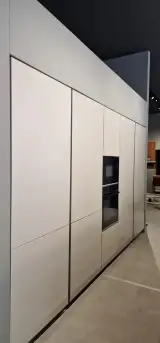 Cucina AR-DUE: parete di colonne in laccato opaco color sabbia con forno Bosch da incasso