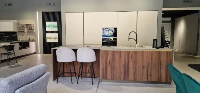 Cucina con isola centrale, top in Neolith ceramica effetto pietra e fronte snack effetto noce, vista d'insieme