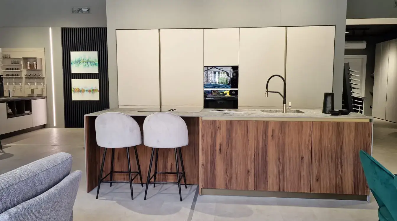 Cucina AR-DUE con isola, top in Neolith ceramica effetto pietra e fronte snack effetto noce, vista d'insieme con parete colonne
