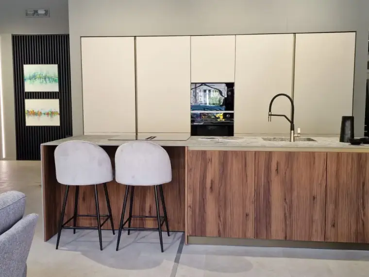 Cucina AR-DUE con isola, top in Neolith ceramica effetto pietra e fronte snack effetto noce, vista d'insieme con parete colonne