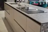 Isola della cucina AR-DUE con piano cottura a induzione Bosch, lavello integrato e basi laccato opaco color sabbia, vista laterale