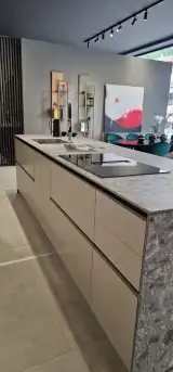 Isola della cucina AR-DUE con piano cottura a induzione Bosch, lavello integrato e basi laccato opaco color sabbia, vista laterale