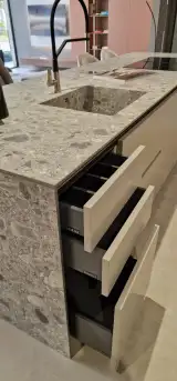 Dettaglio del top in Neolith ceramica della cucina AR-DUE con lavello sottopiano integrato e fianco isola materico
