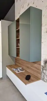 Pensili in verde salvia opaco e boiserie effetto legno della cucina AR-DUE con madia sospesa bianca