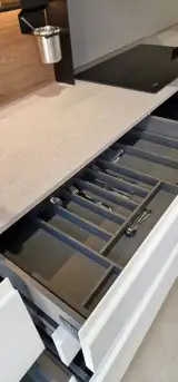 Piano cottura a induzione Whirlpool e cassetti attrezzati della cucina AR-DUE su top effetto pietra