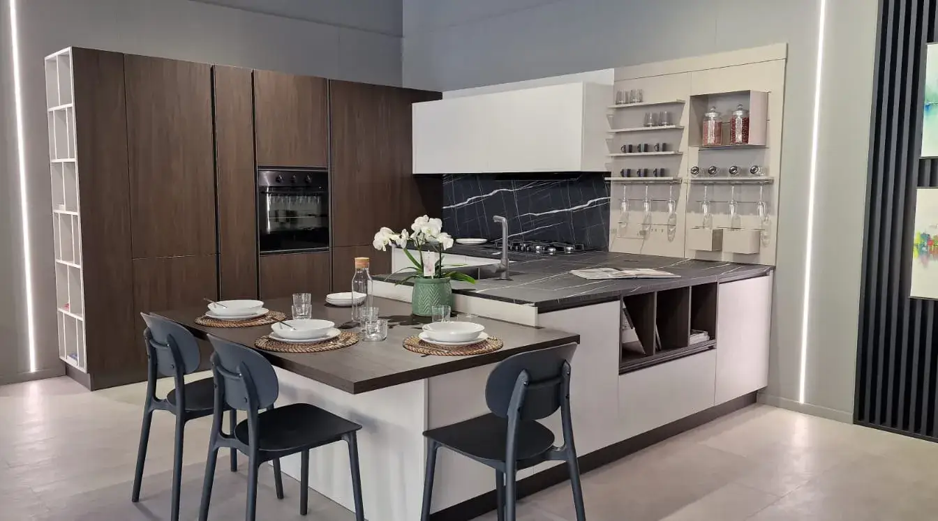 Cucina AR-DUE Q01 ad angolo con penisola e tavolo snack, colonne effetto legno e top effetto marmo nero, vista d'insieme