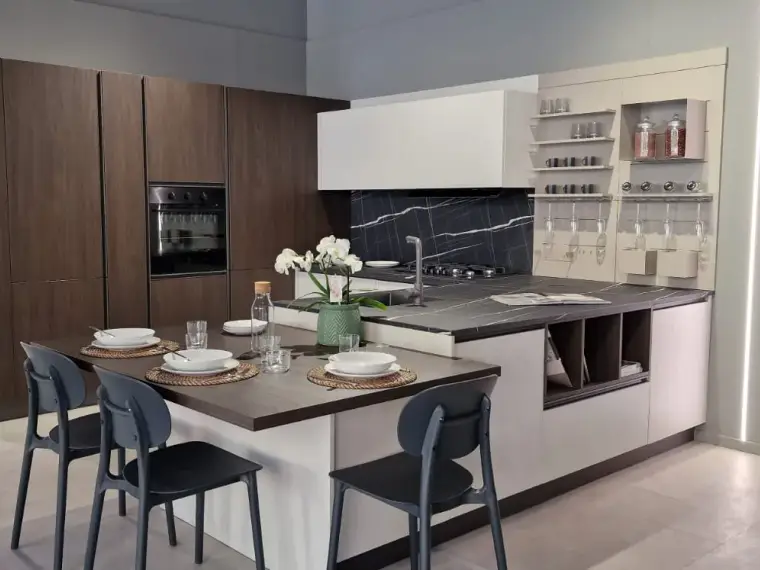 Cucina AR-DUE Q01 ad angolo con penisola e tavolo snack, colonne effetto legno e top effetto marmo nero, vista d'insieme