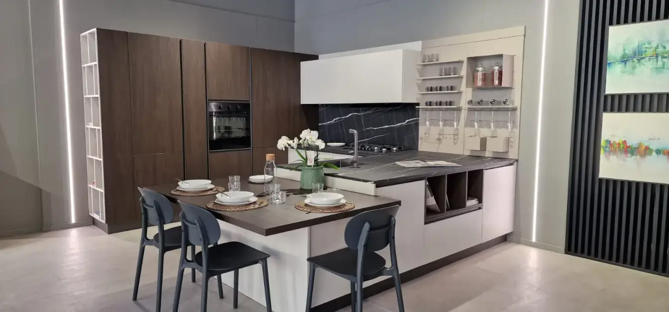 Cucina AR-DUE Q01 ad angolo con penisola e tavolo snack, colonne effetto legno e top effetto marmo nero, vista d'insieme
