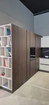 Colonne in melaminico effetto legno e libreria a giorno bianca della cucina AR-DUE Q01