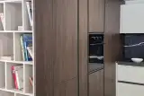 Colonne in melaminico effetto legno e libreria a giorno bianca della cucina AR-DUE Q01