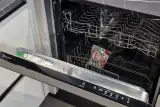 Parete attrezzata della cucina AR-DUE Q01 con pensili effetto cemento, mensole a giorno e portabicchieri