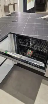 Parete attrezzata della cucina AR-DUE Q01 con pensili effetto cemento, mensole a giorno e portabicchieri