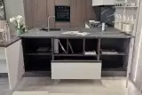 Penisola della cucina AR-DUE Q01 con top in HPL effetto marmo Pulpis, vani a giorno e tavolo snack