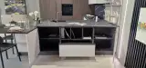Penisola della cucina AR-DUE Q01 con top in HPL effetto marmo Pulpis, vani a giorno e tavolo snack