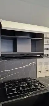 Piano cottura a gas Electrolux con cappa a scomparsa e schienale effetto marmo Pulpis della cucina AR-DUE Q01