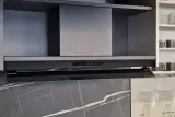 Piano cottura a gas Electrolux con cappa a scomparsa e schienale effetto marmo Pulpis della cucina AR-DUE Q01