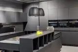 Isola della cucina AR-TRE Dolcenera con vani a giorno e piano in Fenix nero, davanti alla parete di colonne a tutta altezza con forni da incasso