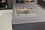 Piano dell'isola della cucina AR-TRE Dolcenera in HPL Fenix nero con lavello inox a filo top e piano cottura a induzione