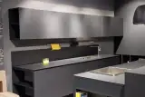 Parete della cucina AR-TRE Dolcenera con pensili sospesi, vani a giorno terminali e basi sollevate su piedini metallici neri