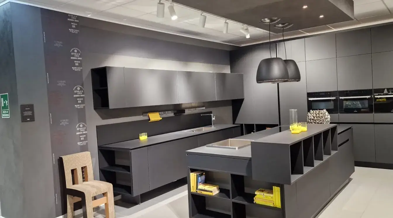 Cucina AR-TRE Dolcenera in HPL Fenix nero opaco con isola centrale, parete attrezzata con pensili sospesi e parete di colonne, vista d'insieme