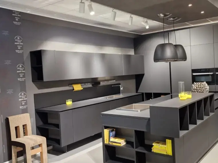 Cucina AR-TRE Dolcenera in HPL Fenix nero opaco con isola centrale, parete attrezzata con pensili sospesi e parete di colonne, vista d'insieme