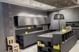 Cucina AR-TRE Dolcenera in HPL Fenix nero opaco con isola centrale, parete attrezzata con pensili sospesi e parete di colonne, vista d'insieme
