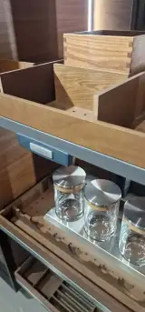 Cassetto interno attrezzato in legno della cucina AR-TRE Fly Evo — dettaglio dotazione
