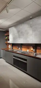 Cucina AR-TRE Fly Evo con colonne laccato titanio e forni a incasso — vista parete cucina