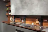 Cucina AR-TRE Fly Evo con colonne laccato titanio e forni a incasso — vista parete cucina