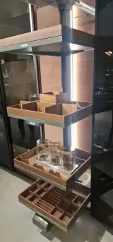 Colonna dispensa estraibile con cestelli della cucina AR-TRE Fly Evo — dettaglio interni