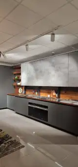 Cucina AR-TRE Fly Evo: pensili in pietra antracite e mensole a giorno in noce moro su parete attrezzata