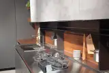 Cucina AR-TRE Fly Evo con top in acciaio inox, piano cottura a gas e schienale in noce moro — dettaglio