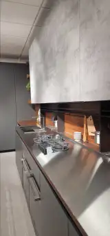 Cucina AR-TRE Fly Evo con top in acciaio inox, piano cottura a gas e schienale in noce moro — dettaglio
