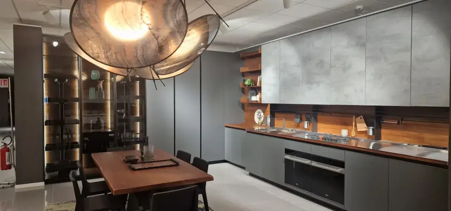 Cucina AR-TRE Fly Evo con basi laccato titanio e top in noce moro massello, vista d'insieme con tavolo