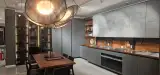 Cucina AR-TRE Fly Evo con basi laccato titanio e top in noce moro massello — vista d'insieme con tavolo