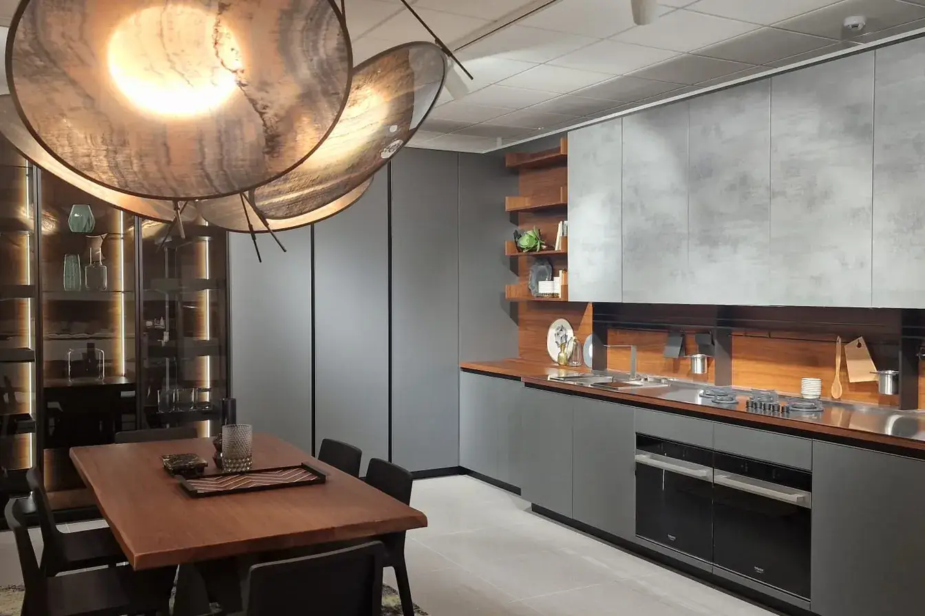 Cucina AR-TRE Fly Evo con basi laccato titanio e top in noce moro massello — vista d'insieme con tavolo