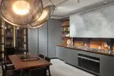 Cucina AR-TRE Fly Evo con basi laccato titanio e top in noce moro massello — vista d'insieme con tavolo