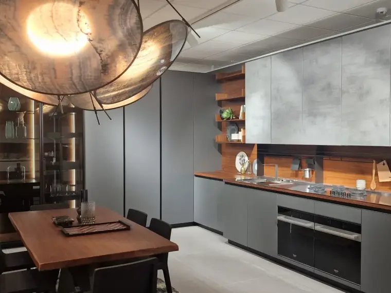 Cucina AR-TRE Fly Evo con basi laccato titanio e top in noce moro massello — vista d'insieme con tavolo