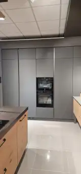 Cucina AR-TRE Mood GLK con colonne in grigio reale e forni a incasso — vista parete attrezzata