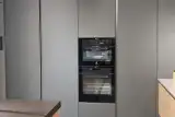 Cucina AR-TRE Mood GLK con colonne in grigio reale e forni a incasso — vista parete attrezzata