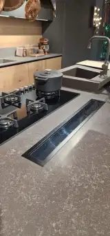 Dettaglio del top in quarzoresina Belgian Soil con piano cottura a gas della cucina AR-TRE Mood GLK