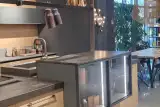 Cucina AR-TRE Mood GLK: isola con vetrina in vetro scorrevole e basi in rovere nodato