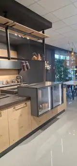 Cucina AR-TRE Mood GLK: isola con vetrina in vetro scorrevole e basi in rovere nodato