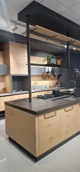 Cucina AR-TRE Mood GLK con isola in rovere nodato, top in quarzoresina scura e struttura a ponte — vista d'insieme