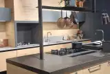 Cucina AR-TRE Mood GLK con isola in rovere nodato, top in quarzoresina scura e struttura a ponte — vista d'insieme