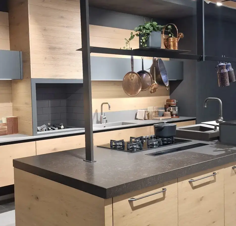 Cucina AR-TRE Mood GLK con isola in rovere nodato, top in quarzoresina scura e struttura a ponte — vista d'insieme