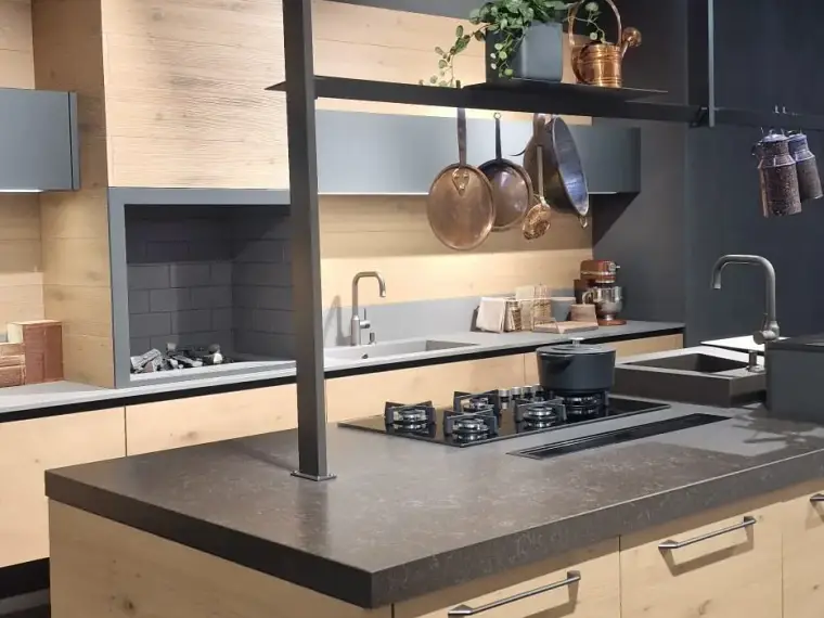 Cucina AR-TRE Mood GLK con isola in rovere nodato, top in quarzoresina scura e struttura a ponte — vista d'insieme