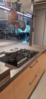 Parete lavello della cucina AR-TRE Mood GLK con schienale dogato in rovere nodato e mensole grigie