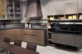 Cappa a piramide in finitura lava della cucina AR-TRE Up Design, con piano cottura a induzione, angolo operativo in olmo scuro e parete forni